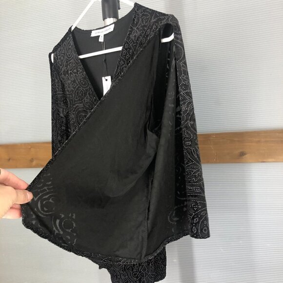 Cupcakes &‎ CASHMERE NWT Black White Floral Velvet Open Shoulder Wrap Top Sz S - Picture 2 of 7